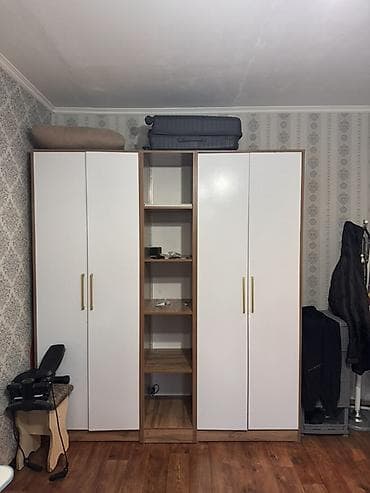 шкаф для вещей с полками: Шкаф-гардероб с открытым центральным стеллажом в отличном состоянии — 1