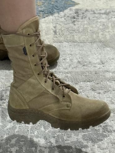 горный ботинки: Универсальные ботинки бежевого цвета на шнуровке. Модель сочетает — 2