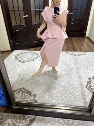 платье миди с разрезом на ноге: Нежно‑розовое женское платье миди с баской и асимметричным разрезом — 2