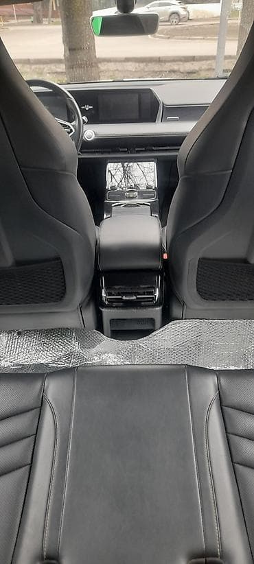 Просторный салон автомобиля с современным дизайном и продуманной