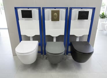 уличный туалет: Представлены подвесные унитазы, каждый из которых оснащен скрытой — 1