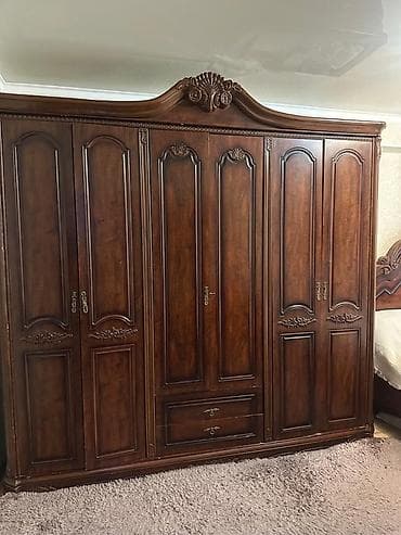 Спальный гарнитур в классическом стиле из массива дерева (темный