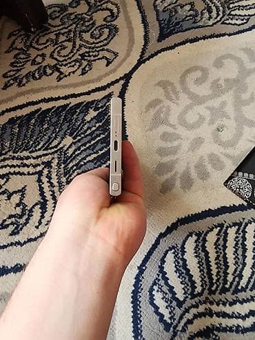 пад 6: Смартфон с дизайном в стиле Samsung Galaxy S24 Ultra (плоские грани — 3