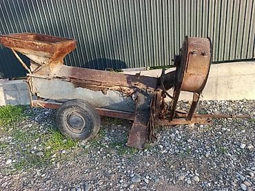 Передвижная зернодробилка/сенорезка на раме с колесом Описание: -