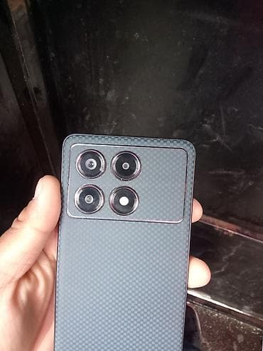 Смартфон с тройным модулем камеры и матовой задней панелью под