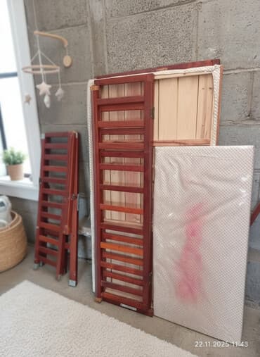 детский столик 3 в 1: Детская деревянная кроватка с матрасом - Материал: массив дерева (тон — 1