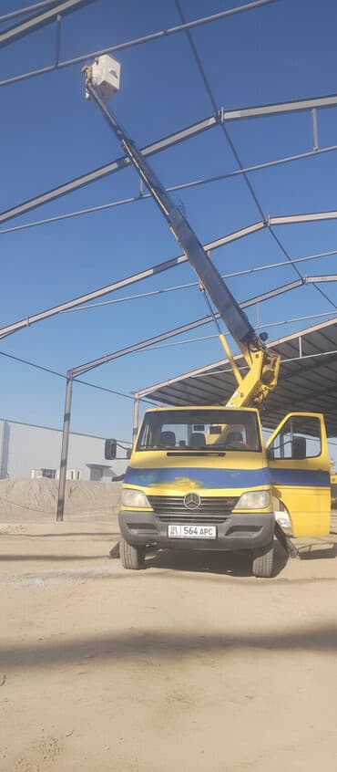 купить грузовой автомобиль с манипулятором бу: Автовышка, Mercedes-Benz, 18 м — 1