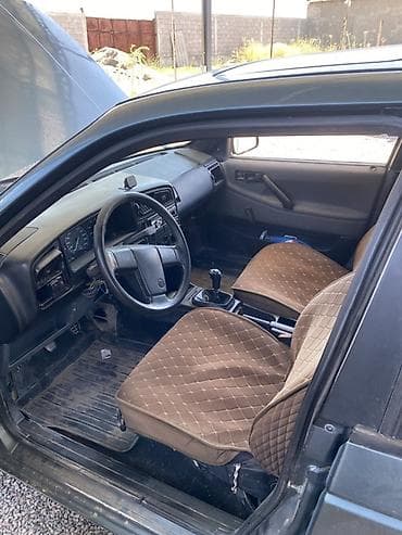 Унаа: Volkswagen Passat: 1989 г., 1.8 л, Кол менен иштөөчү, Бензин, Седан — 3