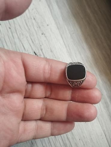 Мужская печатка с чёрным камнем - Материал оправы: металл