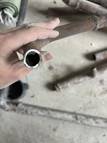 продаю бу трубы: Металлические трубы/отрезки, набор разной длины и формы. Материал — 3