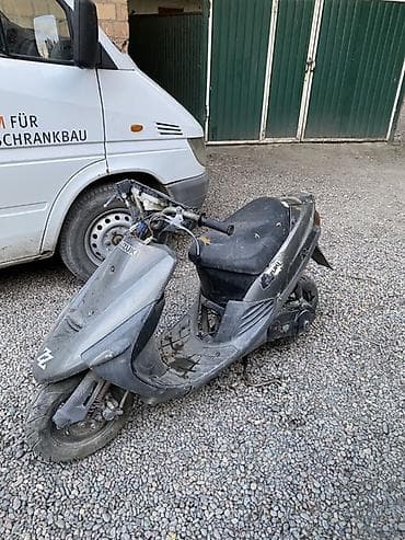 Скутер Suzuki (бензиновый), компактный городской класс 50 см³
