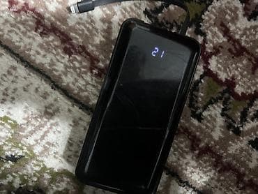Внешний аккумулятор (power bank) с встроенными кабелями и цифровым