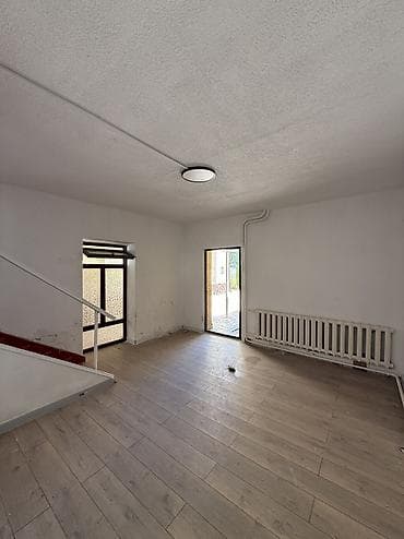 киргизия 1 дома: 🏡 Продается дом 📐 Участок - 8,3 соток 🌳 На участке 3 постройки: - — 6