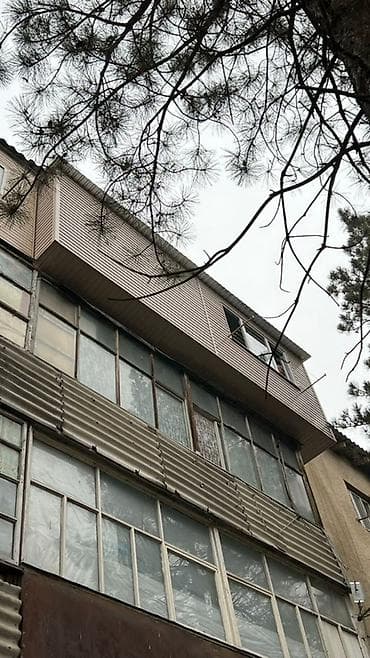 холодный стол: Продам просторную утеплённую лоджию с комнатой-прихожей (верхний этаж — 5