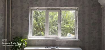 Пластиковое окно с тремя секциями, предназначенное для установки в