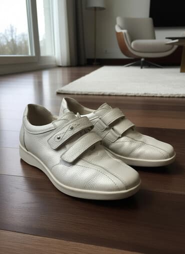 детские золотые серьги фото и цена бишкек: Лоферы, 38, Б/у, цвет - Белый, Самовывоз — 1