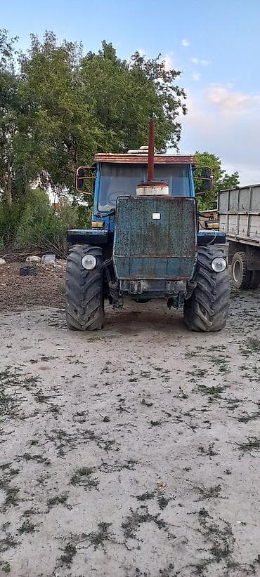 Трактор колёсный, класс тяги 3–5, с полноприводной схемой 4×4 и