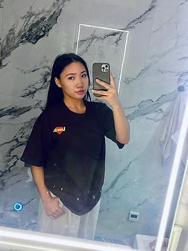 Футболка унисекс с принтом Love is… - Свободный крой, спущенная линия — 3