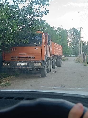 Самосвал с прицепом-зерновозом Описание: - Тягач КАМАЗ оранжевого