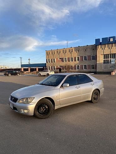 nissan cube авто: Седан серебристого цвета с правым рулем. Кузов 4‑дверный — 4