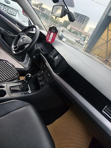 Транспорт: Volkswagen Bora: 2019 г., 1.5 л, Механика, Бензин, Седан — 4