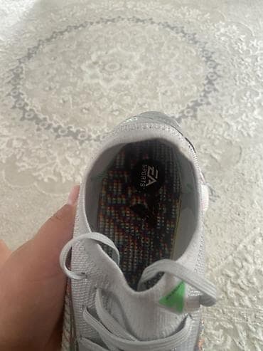 футбольные бытсы: Футбольные бутсы для искусственного и живого поля (FG) оснащен — 4