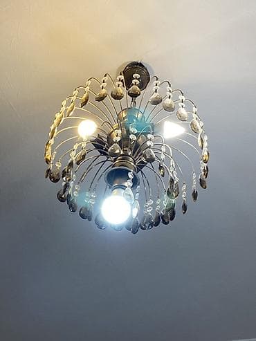 Продаю Потолочные люстры 3 штуки 1) Классическая люстра с подвесками