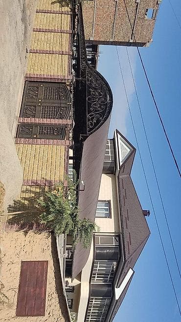 дом с контейнер: Просторный частный дом с ухоженным двором и большим навесом для авто — 1