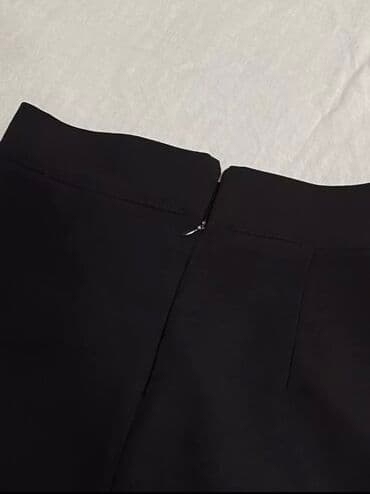 теннисный юбка: Юбка черная 
с вырезом спереди
Размер S — 4