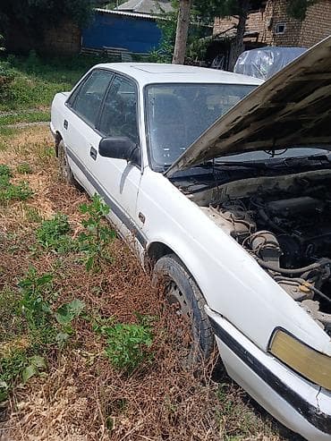авто вит: Mazda 626 седан (серия GD), белый цвет, 4 двери. Кузов: - Компактный — 6