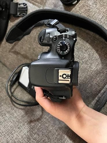 цифровые камеры: Зеркальный фотоаппарат Canon EOS (линейка начального уровня, серия с — 4