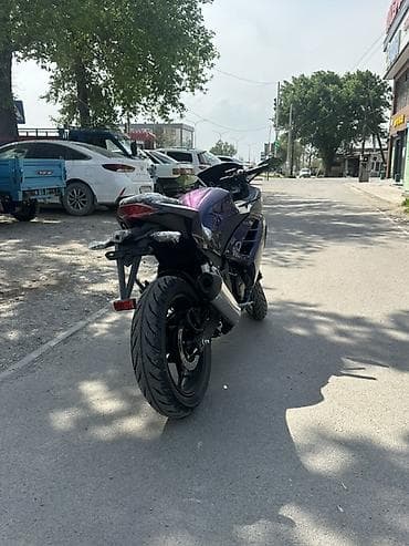 левый пуль: Спортивный мотоцикл класса «спорт» в фиолетово‑черном окрасе — 3