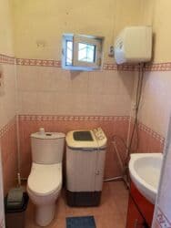 Үйдү ижарага алам: 41 кв. м, 2 бөлмө, Жертөлө, ороо, Забор, тосулган — 2