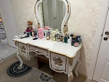 Гарнитур в классическом стиле: туалетный столик с зеркалом + шкаф-купе