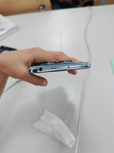 Redmi note 14 pro(голубой) состояние идеальное но есть малые царапины