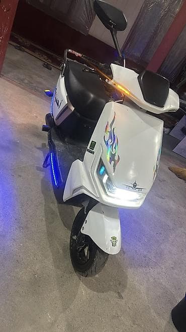 а 210: Электроскутер белый, городской Запас хода По Документам 35км - Тип — 1