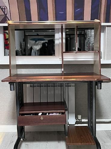 Үй жана бакча: Компьютердик үстөлү, Колдонулган, Текчелери бар — 1