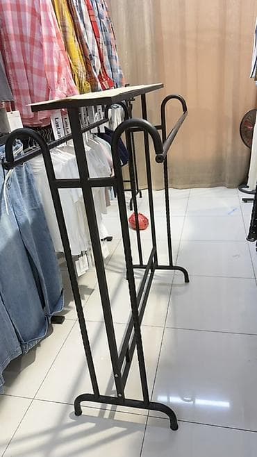 продаю вешалки: Напольная металлическая стойка для одежды с полкой.есть 2 штуки цена — 1