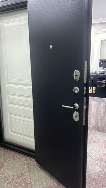 сейф двери: Металлическая входная дверь темного цвета с двумя замками и глазком — 2