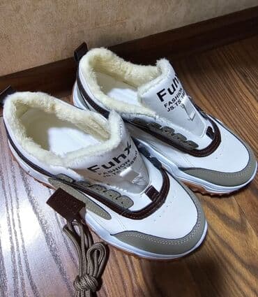 женская модельная обувь больших размеров: Продаю женские утеплённые кроссовки на 37 ножку. Б/у в отличном — 4