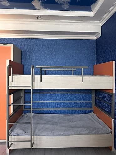 трехъярусные кровати: Двухъярусная детская кровать с металлическим каркасом и боковыми — 2