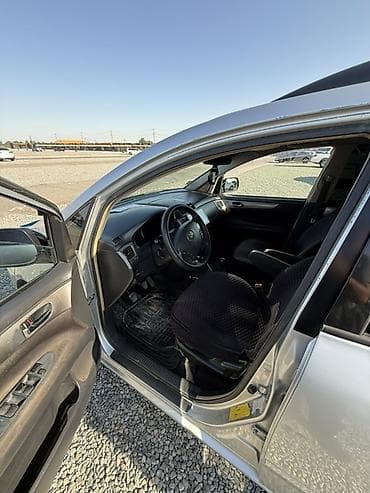 капот машины: Toyota Avensis Verso: 2004 г., 2.4 л, Механика, Бензин, Минивэн — 3