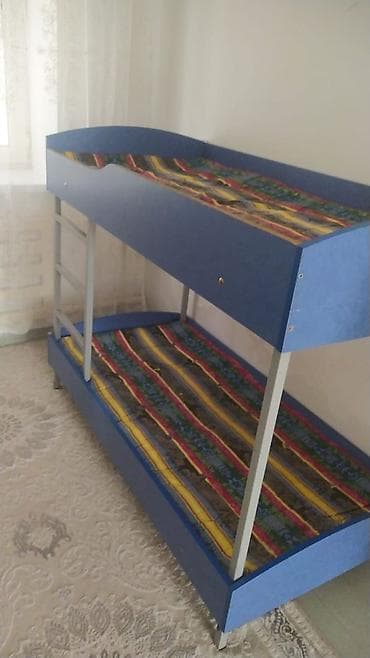 детский коврик: Двухъярусная кровать синего цвета. 4000 до 4. 10 - Конструкция: два — 1