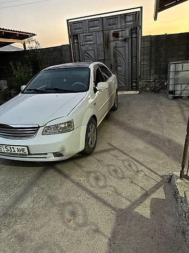 Седан белого цвета, 4 двери, киргизские номера (KG 03, 531 AHE)