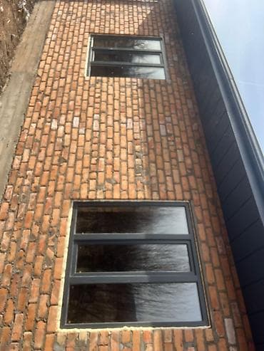 пластик панел: Окна ПВХ с тёмно‑серым ламинированием (анрацит/графит), установленные — 3