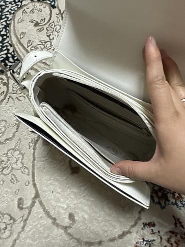 Белая женская сумка через плечо (кроссбоди) - Материал: гладкая