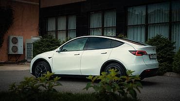варианты: Tesla Model Y: 2023 г., Автомат, Электромобиль, Кроссовер — 7