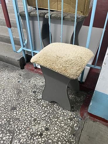 Табуретки 4 шт, за все 1000 сом, все в хорошем состоянии, не