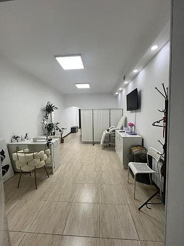 с арендаторами: Студия по коррекции бровей и ресниц 53 м², 2 комнаты, С ремонтом, С оборудованием, Многоэтажное жилое здание, Отдельный вход — 5