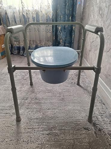 бир туалет: Туалет-стул (санитарное кресло) с крышкой и съемным ведром — 1